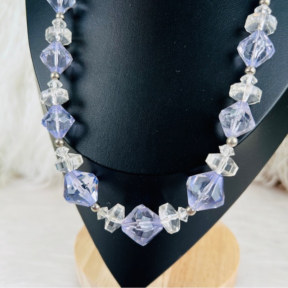 Vintage light weight purple clear beaded necklace - Picture 5 of 8
